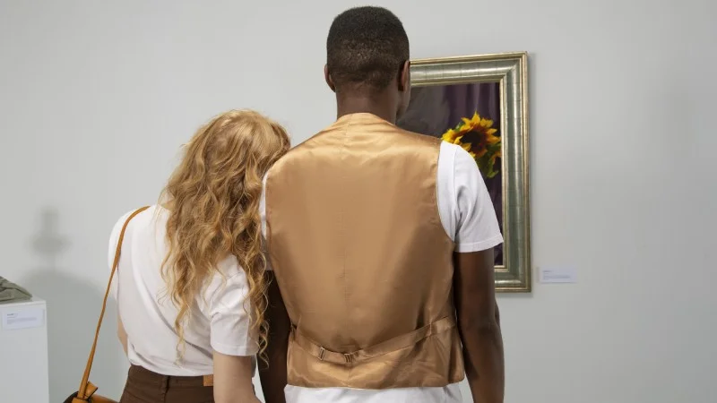 casal de vista traseira olhando para pintura (1)